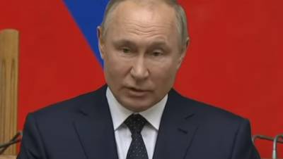Путин призвал петербургских парламентариев следить за выплатами семьям