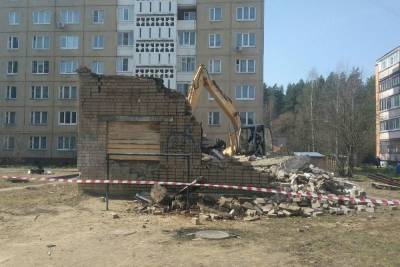 Одной руиной меньше: на улице Костромской идет снос заброшенного здания