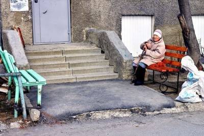 На Урале активисты купили скамейку для ветерана. После этого власти принесли ей еще одну