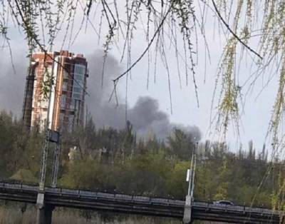 В Донецке прогремел мощный взрыв: над городом поднялся черный столб дыма