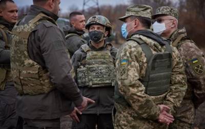 Зеленский посетил позиции военных у Крыма