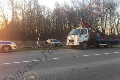 Под Тулой водитель «Renault Logan» сбил дорожный знак и съехал в кювет