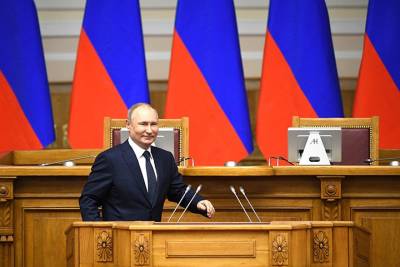 Путин заявил, что правительство продолжит выстраивать меры поддержки семей
