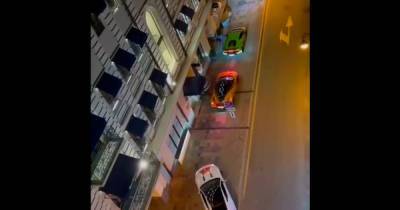 Поступок владельцев элитных авто возмутил жителей центра Москвы и попал на видео