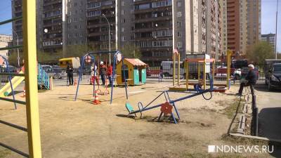 В Екатеринбурге десятки детских площадок оказались в опасных зонах – качели и песочницы стоят на трубах, которые могут рвануть (ФОТО)
