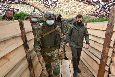 Зеленский приехал на админграницу с оккупированным Крымом и посетил позиции военных