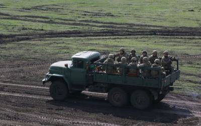На Донбассе в результате подрыва автомобиля погиб военный, еще трое ранены