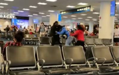 Драку пассажиров в аэропорту Майами сняли на видео