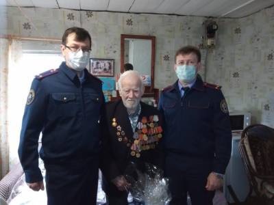 В Сосногорске в преддверии Дня Победы следователи поздравили участника Великой Отечественной войны