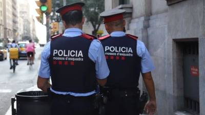 Мужчина набросился на полицейских в Испании с топором
