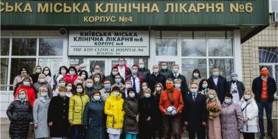 Поблагодарил за борьбу с пандемией. Посол Нидерландов подарил киевским больницам 600 горшков с тюльпанами