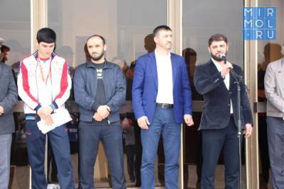 Серебряного призера молодежного первенства мира по боксу Чеэрава Ашалаева чествовали в родном Буйнакске