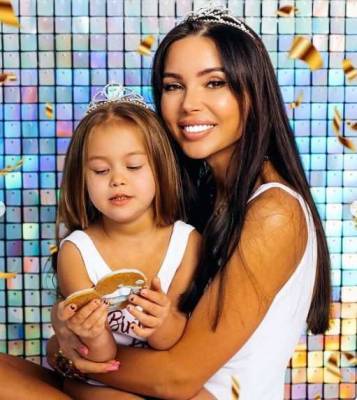 «Одна свечка на двоих»: Оксана Самойлова с дочкой Майей отмечает один день рождения на двоих