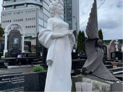 Скульптура из белого камня: в Киеве открыли памятник знаменитой украинской певице Евгении Мирошниченко
