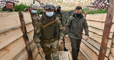 Зеленский спустился в окопы на границе с оккупированным Крымом (фото)