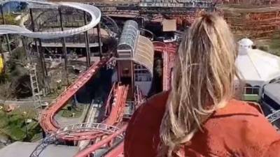 Видео: люди застряли на американских горках на высоте 30-этажного дома