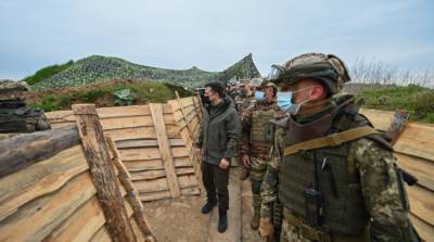 Зеленский посетил позиции военных возле границы с Крымом