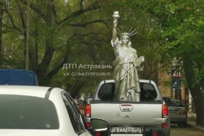 По Астрахани ездит «статуя Свободы»