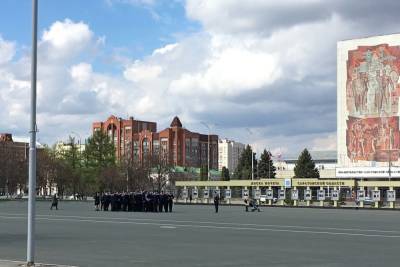 На Театральной площади проходит военный парад Победы