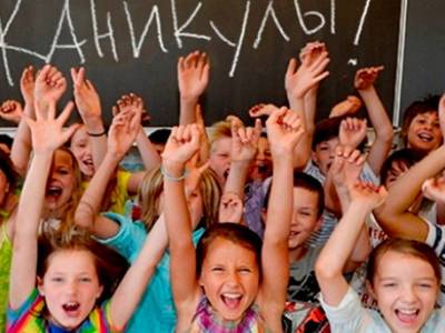 Российские школы отправили на каникулы. В детсадах откроют дежурные группы