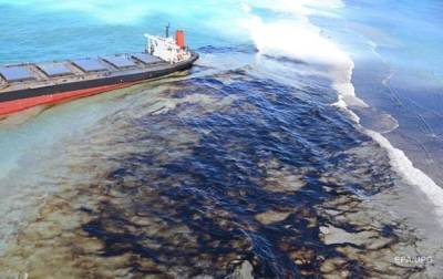 В Желтом море китайский танкер разлил нефть