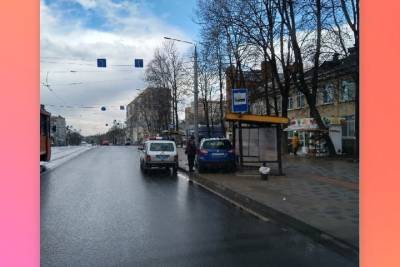 84-летняя женщина оказалась под колесами иномарки, налетевшей на остановку в Смоленске