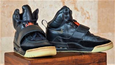 Самые дорогие в истории: кроссовки Канье Уэста продали на аукционе за 1,8 миллиона долларов