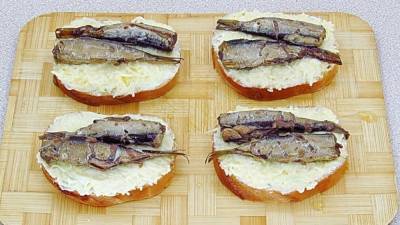 Реакция корейца на бутерброды со шпротами заставила русских хвататься за живот от смеха