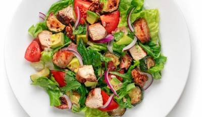 Салат с курицей Парминьяна, тмином и авокадо: домашний рецепт