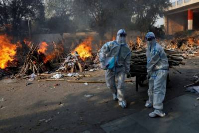 Умерших сжигают прямо на улицах: в Индии начался "коронавирусный ад", могут возникнуть проблемы с загрязнением воздуха