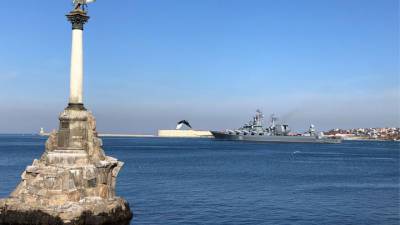 Крейсер "Москва" вышел на учения в Черное море, куда движется катер США