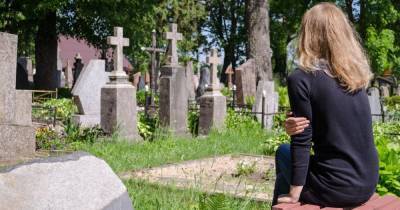 На Полтавщине судили родителей семиклассниц, устоявших полуобнаженную фотосессию на кладбище