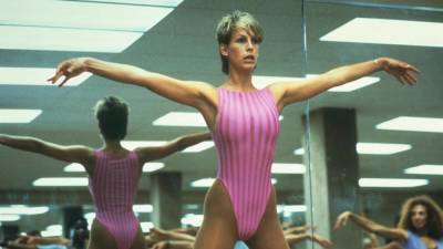 Синди Кроуфорд - Джейми Ли Кертис - Спортивная одежда розового цвета для нескучных тренировок - skuke.net