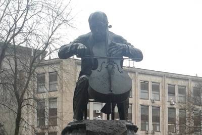 Памятник виолончелисту Ростроповичу отремонтируют в центре Москвы