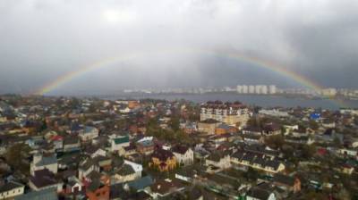 После апрельской метели небо над Воронежем украсила огромная радуга