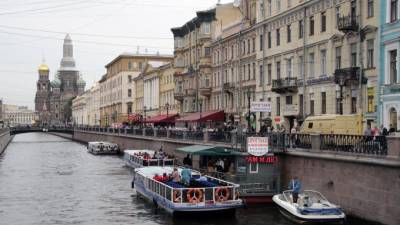 Петербуржцам напомнили об опасности купания в городских водоемах