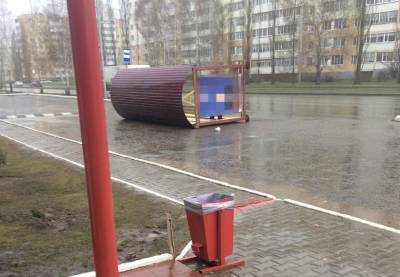 В одном из городов Башкирии от ветра упал остановочный павильон