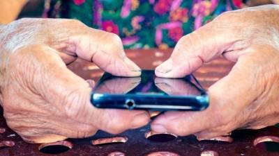Вместо смартфона: Как подключить далекую от технологий бабушку к соцсетям