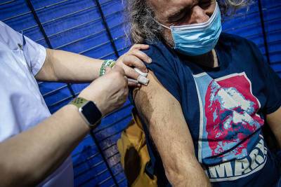 Захарова призвала освещать тему вакцинации без политизации