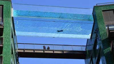 В Лондоне между двумя высотками установили прозрачный бассейн