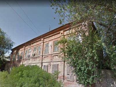 В Астрахани снесли двухэтажный дом, который превратился в свалку