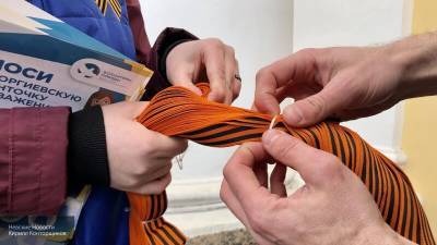 Память, которую не стереть: волонтеры раздали тысячи георгиевских лент в Петербурге