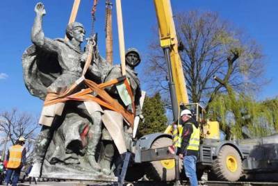 В Польше демонтировали памятник польско-советскому братству по оружию