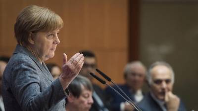 Меркель заинтриговала журналистов странной повязкой на среднем пальце