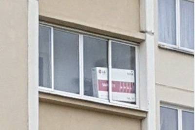 Жителя Минска задержали за бело-красную коробку из-под телевизора в окне