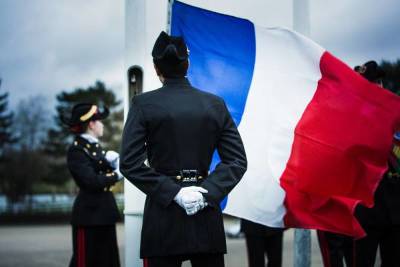 «Франция на грани распада»: генералитет выступил против политики Макрона