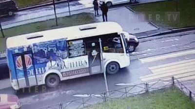 Видео: две машины столкнулись перед пешеходным переходом на Маршала Захарова