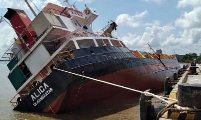 В порту Вьетнама накренившееся судно потеряло контейнеры (ВИДЕО)