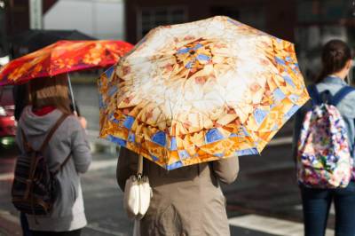 Жители Петербурга стали чаще покупать зонты и дождевики