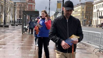 Волонтеры начали раздавать петербуржцам георгиевские ленты